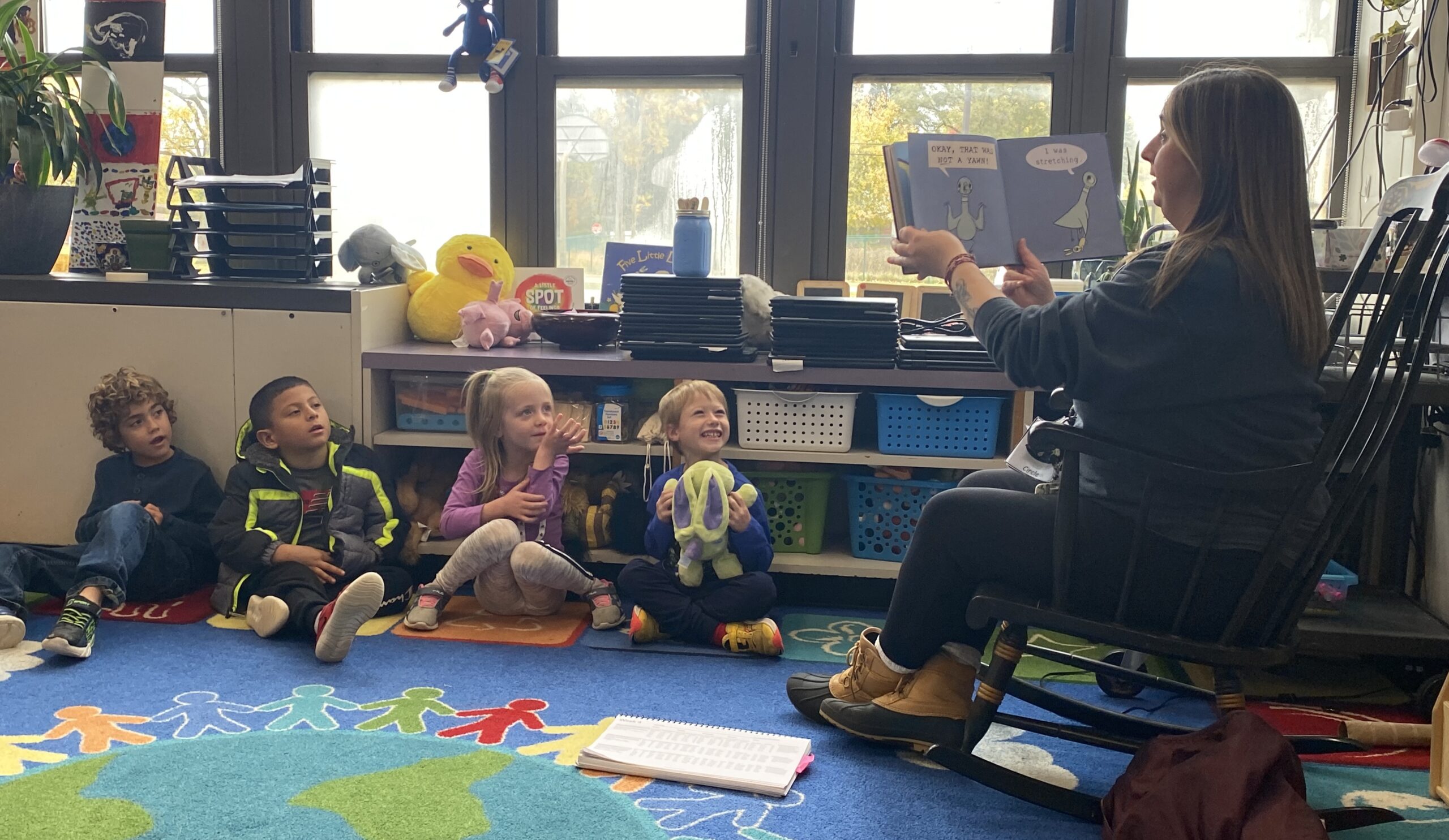 Video: Teacher’s expert storytelling skills keep her kindergarten 